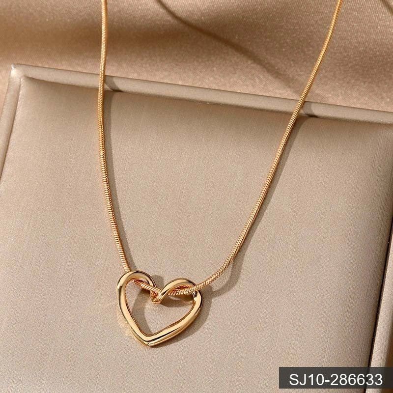 Korean Hollow Heart Pendant Necklace Lightweight Clavicle Chain Jewellery for Girls Fashion Simplicity
