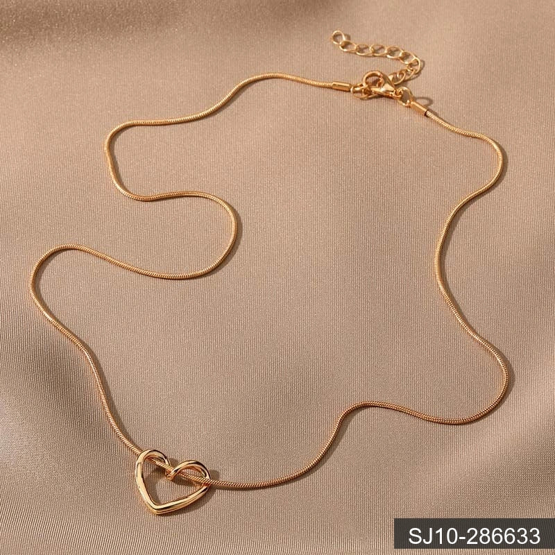 Korean Hollow Heart Pendant Necklace Lightweight Clavicle Chain Jewellery for Girls Fashion Simplicity